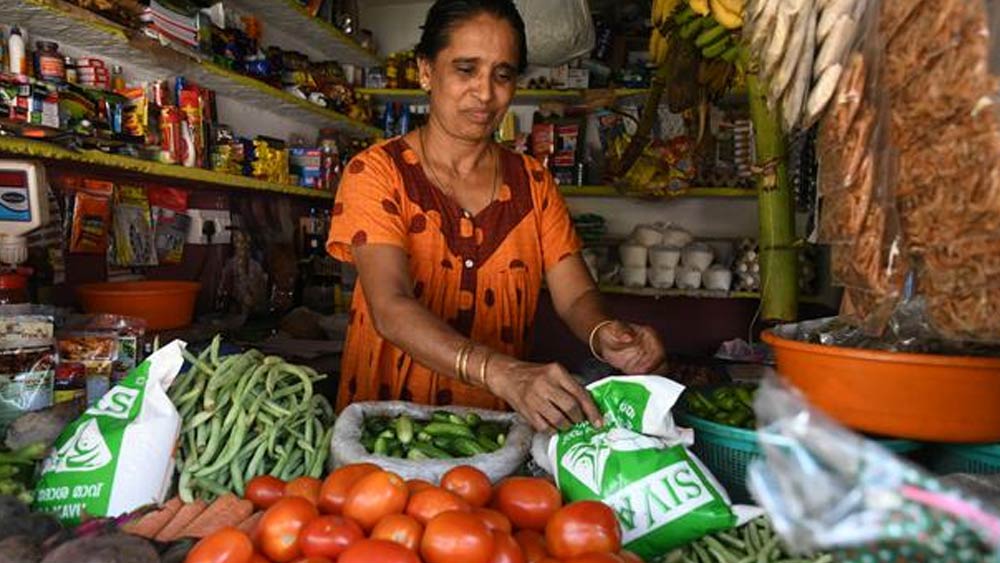 বাজারে সব্জি বিক্রি করেন। তবে সেই উপার্জন দিয়ে শুধু খেয়ে-পরে দিন কাটাতে নারাজ ৬১ বছরের বৃদ্ধা। তাঁর জীবনের দর্শনই হল, কাজ করো, টাকা জমাও আর দুনিয়া দেখো।