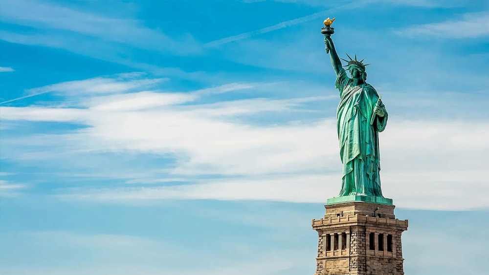 নাম মলি। বয়স ৬১ বছর। থাকেন কেরলের এর্নাকুলামে। পেশা সব্জি বিক্রি। তবে শুধু এই পরিচয়ে বন্দি হতে চান না মলি। জীবন চাইছে আরও বেশি কিছু। কয়েক মাস পর পরই তাই ‘উধাও’ হয়ে যান তিনি। আবার দোকান খোলেন। ক্রেতাদের কাছে অভিজ্ঞতার ঝুলি থেকে উপুড় করেন তাঁর বেড়িয়ে আসার গল্পও।