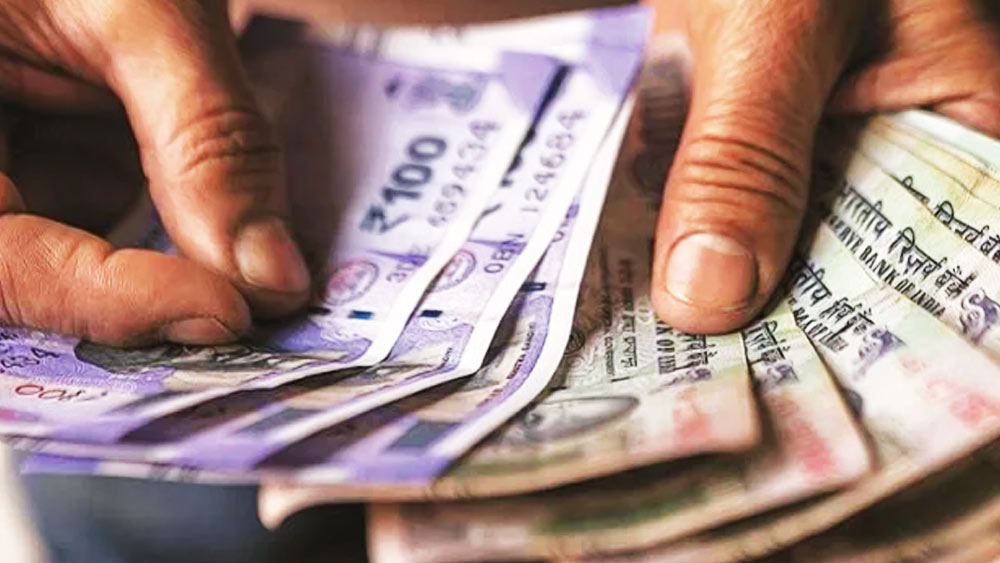 সব্জি বিক্রি করে যা উপার্জন করেন তাতে নিজের দিব্যি খেয়ে-পরে চলে যায়। তবে প্রতি দিনের রোজগার থেকে একটা অংশ সরিয়ে রাখেন। লক্ষ্য, নতুন কোনও গন্তব্যের উদ্দেশে বেরিয়ে পড়া।