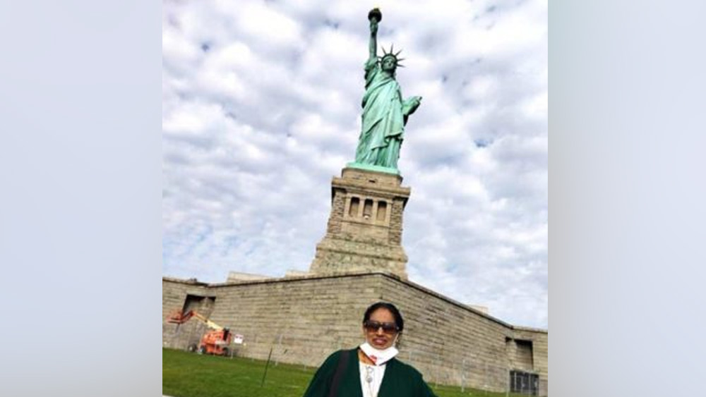 প্রায় ২৬ বছর আগে সব্জির দোকানটা করেছিলেন মলির স্বামী। ১৮ বছর আগে তিনি মারা যান। স্বামী ছিলেন শ্রমিক। স্ত্রী চালাতেন সব্জির দোকান।