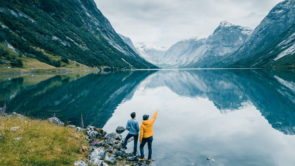 স্বামীর মৃত্যুর পর এক ছেলে ও এক মেয়েকে নিয়ে অকূলপাথারে পড়েন মলি। একার উপার্জনে কী ভাবে দুই সন্তানকে বড় করবেন! না। হাল ছাড়েননি শান্ত প্রকৃতির এই মহিলা।
