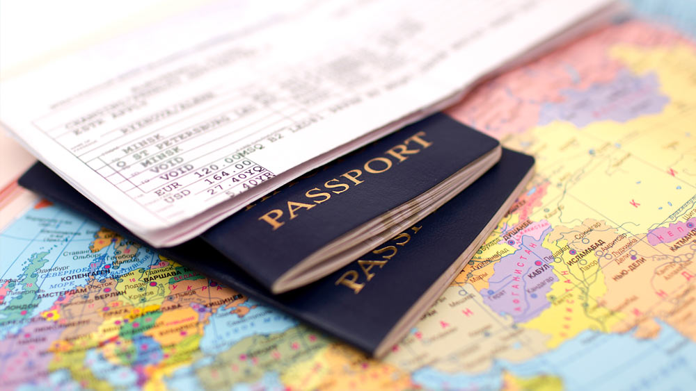 যেই ভাবা সেই কাজ। কাজ করে টাকা জমাচ্ছিলেন। প্রথম বিদেশ ভ্রমণের সুযোগ করলেন ২০১২ সালে। ২০১০ সালেই পাসপোর্ট বানিয়ে নিয়েছিলেন। প্রথম বারেই ইউরোপ-ভ্রমণ। ১০ দিনের সফর ছিল।