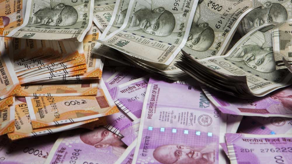 বেড়াতে যাওয়ার তালিকা এখনও বাকি। কিন্তু এতগুলো দেশ ঘুরে জমানো টাকা শেষ। মলি জানান, আমেরিকা ভ্রমণের পরই প্রায় সব জমানো টাকা শেষ হয়ে গিয়েছে। সে বার ১০ লক্ষ টাকা খরচ করেছিলেন তিনি!