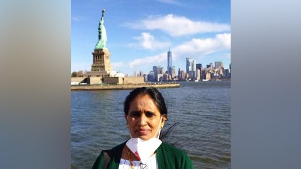 দেশ-বিদেশ ঘুরেছেন। কোন শহর সবচেয়ে ভাল লেগেছে? বৃদ্ধার জবাব, লন্ডন। ১৫ দিনের ব্রিটেন সফরে গিয়েছিলেন। লন্ডন বড় ভাল লেগেছে তাঁর। তা ছাড়া আমস্টারডাম, রোমের ভ্রমণ অভিজ্ঞতাও দুর্দান্ত। কিন্তু এক কথায় যদি কেউ জানতে চান বেড়ানোর সেরা মুহূর্ত কোনটি, মলির জবাব, ‘‘দাঁড়িয়ে দাঁড়িয়ে নায়গ্রা জলপ্রপাত দেখা।’’