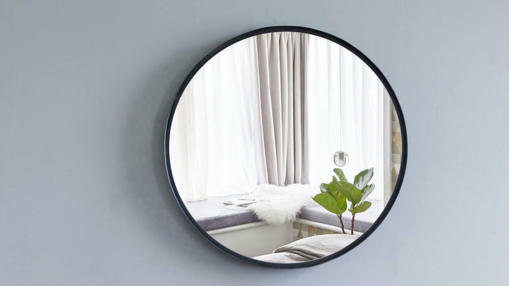 আয়নার আবির্ভাব হয়েছিল চার হাজার খ্রিস্টপূর্বাব্দে। তবে, কাচের তৈরি আয়না তৈরি হয় এর বহু বছর পর।