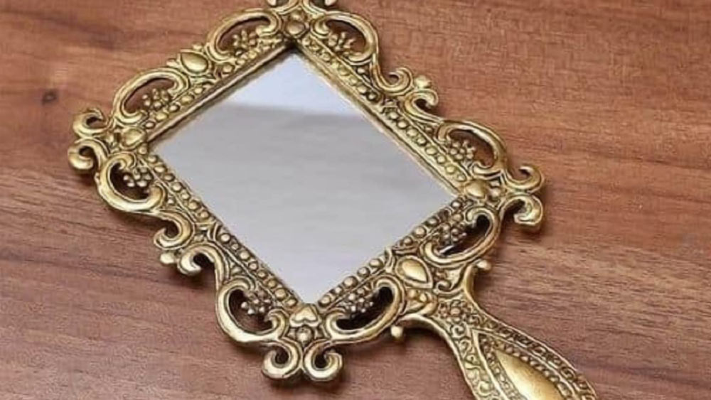 প্রথম দিকে কাচ নয়, বরং ধাতুর তৈরি আয়না ব্যবহার করা হত। হাতল দেওয়া ছোট আকারের আয়না তৈরি করা হত।