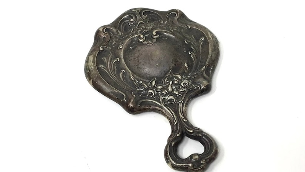 এই আয়নার মধ্যেও লুকিয়ে আছে রহস্য। এই রহস্যের সূত্রপাত কেরলের প্রাচীন ইতিহাসের পাতায়। ঘটনার সময়কাল প্রসঙ্গে স্পষ্ট ধারণা অবশ্য পাওয়া যায় না।