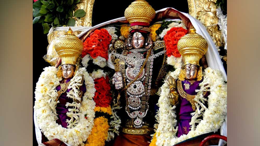 ভগবান বিষ্ণুর অবতার শ্রীকৃষ্ণকে এই মন্দিরে পুজো করা হয়। শোনা যায়, বহু বছর আগে এই মন্দিরের প্রধান পুরোহিত দেবতার মাথার মুকুটে ফাটল লক্ষ করেন।