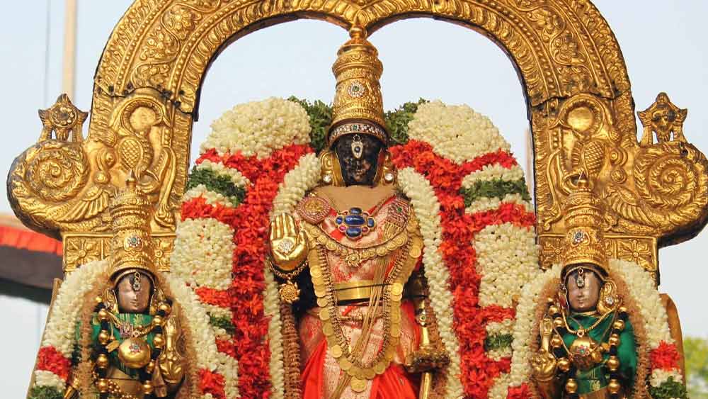 এর ফলে কারিগরদের সকলেই বেশ চিন্তিত হয়ে পড়েন।এই সময়ই নাকি প্রধান কারিগরের স্ত্রীর সঙ্গে এক অবিশ্বাস্য ঘটনা ঘটে।