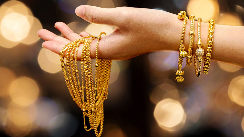 পরের দিন সকালে কারিগর-প্রধানের স্ত্রী কারিগর সম্প্রদায়ের সকলকে জড়ো করে এই স্বপ্নাদেশের কথা বলেন। ঘটনাস্থলে উপস্থিত মহিলারা তাঁদের কাছে যত সোনার গয়না ছিল, সব কারিগরদের কাছে জমা দেন।