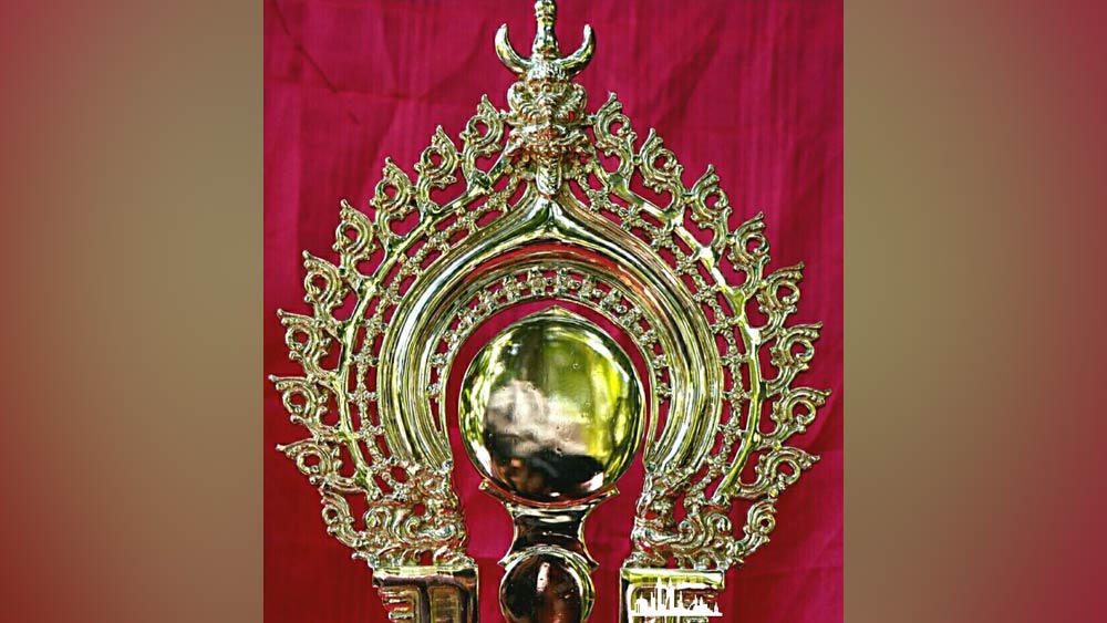 কারিগররা সেই গয়না বিক্রি করে প্রয়োজনীয় কাঁচামাল কিনে মুকুট তৈরি করেন এবং তা নির্ধারিত সময়ের মধ্যেই তৈরি হয়েছিল। কারিগরেরা এই মুকুটের একটি বিশেষ নাম দিয়েছিলেন— ‘কন্নড়ি ভিম্বম’।