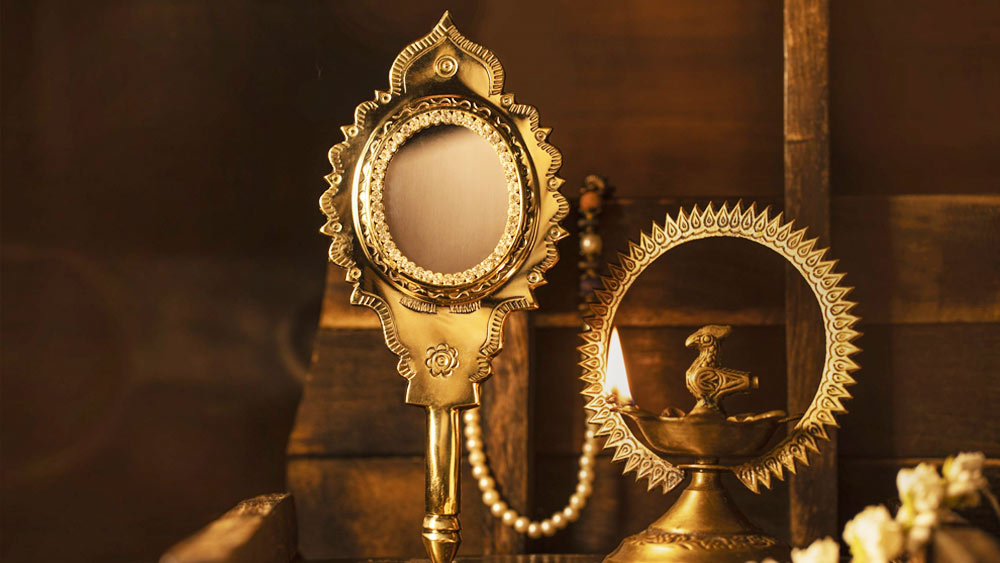 রাজা যারপরনাই সন্তুষ্ট হন। কারিগররা ওই বিশেষ সংকর ধাতু দিয়ে শুধুমাত্র দেবতার মুকুটই তৈরি করেননি, তাঁরা রাজাকেও ‘ভাল কন্নড়ি’(একটি হাতলবিশিষ্ট আয়না) উপহার দিয়েছিলেন।