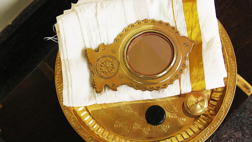 রাজা এর পরই এই আয়নাকে ‘অষ্টমঙ্গলম’ প্রথার অংশ হিসাবে ঘোষণা করেন। বিয়ের কনে প্রবেশ করার সময় একটি পিতলের থালায় আটটি জিনিস রেখে তা দিয়ে কিছু ধর্মীয় প্রথা পালন করা হয়। এই আটটি জিনিসের মধ্যে হাতলবিশিষ্ট আয়নাটিও রাখার নির্দেশ দিয়েছিলেন রাজা।