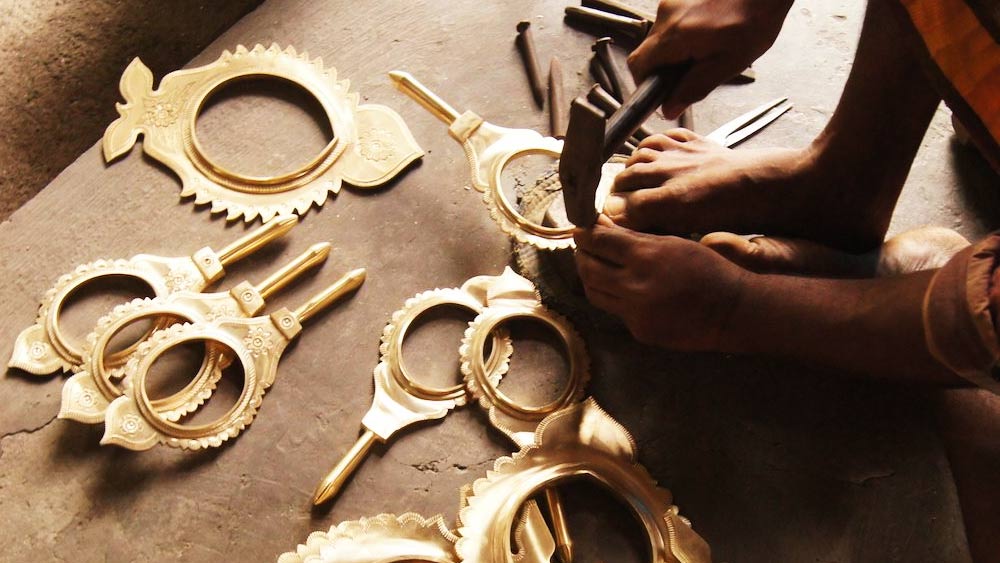 পরে এই ধাতু দিয়ে বিভিন্ন আকৃতির আয়না তৈরি হত। কিন্তু একটি বিশেষ সম্প্রদায়ের লোকেরাই এই ধাতু তৈরি করার পদ্ধতি জানতেন। বংশ পরম্পরায় তাঁদের উত্তরাধিকারীদের ওই ধাতু তৈরির বিশেষ পদ্ধতি জানিয়ে যেতেন। ফলে, সেই সম্প্রদায়ের মধ্যেই ধাতু তৈরির এই রহস্য সীমাবদ্ধ থাকত।