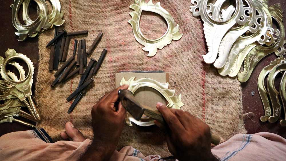 কেরলের পম্বা নদীর তীরে অবস্থিত অরনমুলা গ্রামটি এই কারণেই বিখ্যাত। ওই গ্রামের বিশ্বকর্মা সম্প্রদায়ের অন্তর্ভুক্ত সকলেই এই বিশেষ ধাতু তৈরিতে সক্ষম। অরনমুলা পার্থসারথি মন্দিরে তাঁরা কর্মরত।