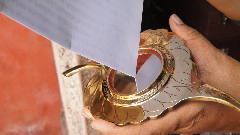 তাঁরা এমন ভাবে আয়নাটি তৈরি করতেন যাতে প্রতিবিম্ব আয়নার সামনের স্তর থেকে আসে, পিছনের স্তর থেকে নয়। বিজ্ঞানের ভাষায় এই ঘটনাটি ‘বিকৃতি’ হিসাবে ধরা হয়। তবে, এই বিশেষ ধাতু দিয়ে তৈরি আয়নার বৈশিষ্ট্য অবিকল কাচের আয়নার মতোই।