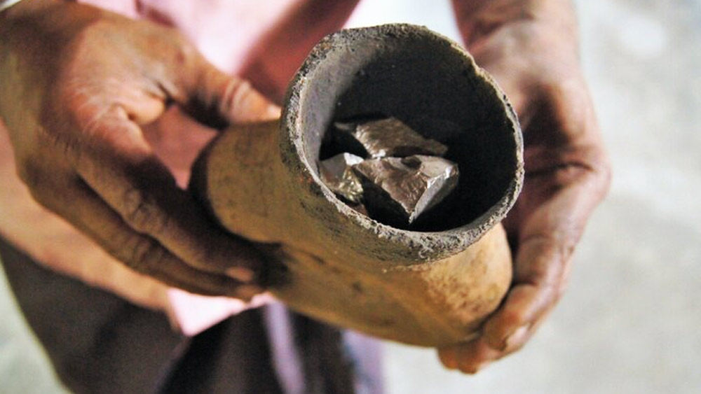 তিনি জানান, তামা ও টিনকে একটি নির্দিষ্ট পরিমাণে মিশিয়ে এই ধাতু তৈরি করা হয়। তবে, এর পিছনে সবচেয়ে বড় কৃতিত্ব রয়েছে কারিগরদেরই। তাঁরা যে পরিবেশে, যে পদ্ধতিতে এই আয়না বানান, তার কোনও বিকল্প নেই।