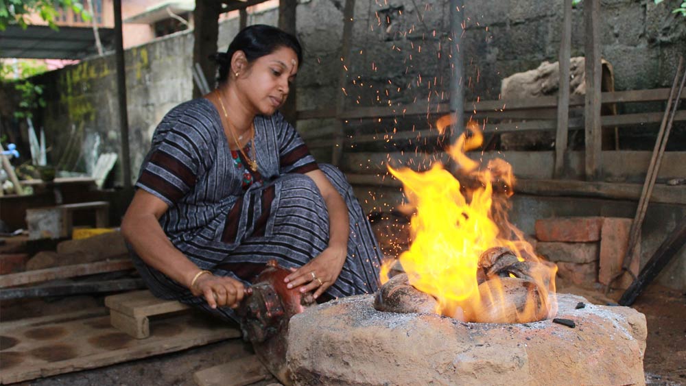 খড়ের তৈরি ছাদের তলায় ধাতু তৈরির এই কাজ চালান কারিগরেরা। ওই বিশেষ ঘরেই ওয়ার্কশপ তৈরি করেছেন তাঁরা। উচ্চ তাপমাত্রায় টিন ও তামা নির্দিষ্ট পরিমাণে উচ্চ তাপমাত্রায় একটি ছাঁচ তৈরি করা হয়। তার পর সেই ছাঁচকে আগুনে পোড়ানোর পর ঠান্ডা করা হয়।
