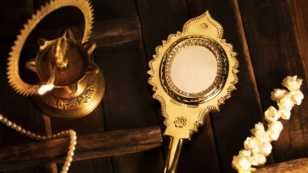 পিতলের ফ্রেমের উপর বসিয়ে এই ছাঁচটি ফেলে ইচ্ছেমতো নকশা কাটা হয়। তার পর পালিশ করেন কারিগররা। এই পুরো প্রক্রিয়াটি শেষ করতে প্রচুর সময় লাগে। যদিও এই আয়না তৈরিতে কোনও বর্জ্য পদার্থ নিষ্কাশিত হয় না। বরং, বেঁচে যাওয়া কাঁচামাল আবার ব্যবহার করা যায়।