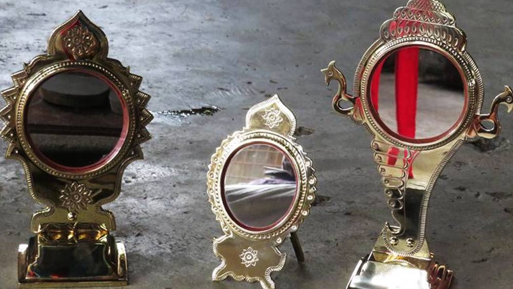 তিন ইঞ্চি আকারের আয়নার দাম ৫০ আমেরিকান ডলার। ভারতীয় মুদ্রা অনুযায়ী যার মূল্য চার হাজার টাকার কাছাকাছি। এর সর্বোচ্চ মূল্য এক লক্ষ টাকা।