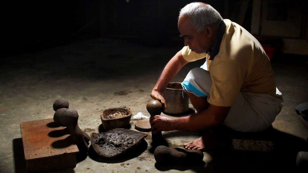 যদিও গত ১৫ বছরে এর উৎপাদন অনেকটাই কমে এসেছে। ২০১৮ সালে কেরলে বন্যা হওয়ার কারণে তাঁদের ওয়ার্কশপের জন্য তৈরি বিশেষ ঘরগুলি নষ্ট হয়ে যায়। এমনকি, ধানের জমি ভেসে যাওয়ার কারণেও তাঁদের ব্যবসাও ক্ষতিগ্রস্ত হয়ে পড়ে। ধানের জমি থেকে সংগ্রহ করা কাদা এই ধাতু উৎপাদনে ব্যবহার করতেন কারিগররা।