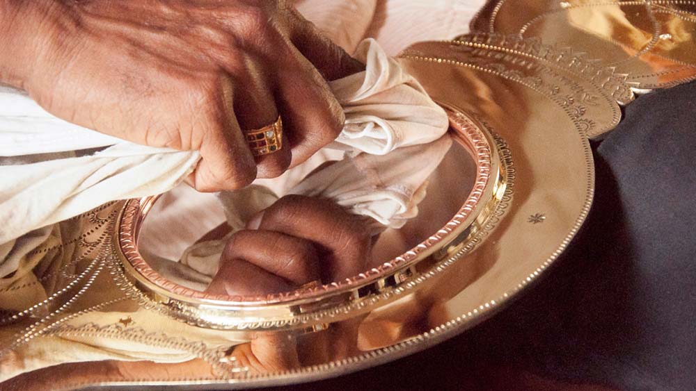 সংবাদমাধ্যমের নজর এই শিল্পের উপর পড়লে কারিগরদের সাহায্য করতে এগিয়ে আসেন অনেকেই। তবে, এই পরিস্থিতির সুযোগ নিয়ে বাজারে এই নামের প্রচুর নকল আয়নাও বিক্রি হয়েছে। খালি চোখে দেখলে কোনও পার্থক্যও ধরা পড়বে না।