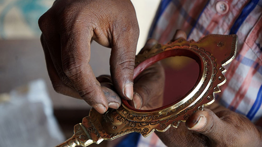 শুধুমাত্র টিনের পাত দিয়ে এই নকল আয়না তৈরি করা হয়। এর বিশুদ্ধতা বোঝার উপায় একটাই। তবে তা খানিকটা অদ্ভুতও বটে। এই আয়না বিশুদ্ধ পদ্ধতিতে বানানো হলে তা সাধারণ কাচের আয়নার মতোই ভেঙে যাবে। কিন্তু হাজার চেষ্টা করলেও নকল আয়নাটি ভাঙবে না।