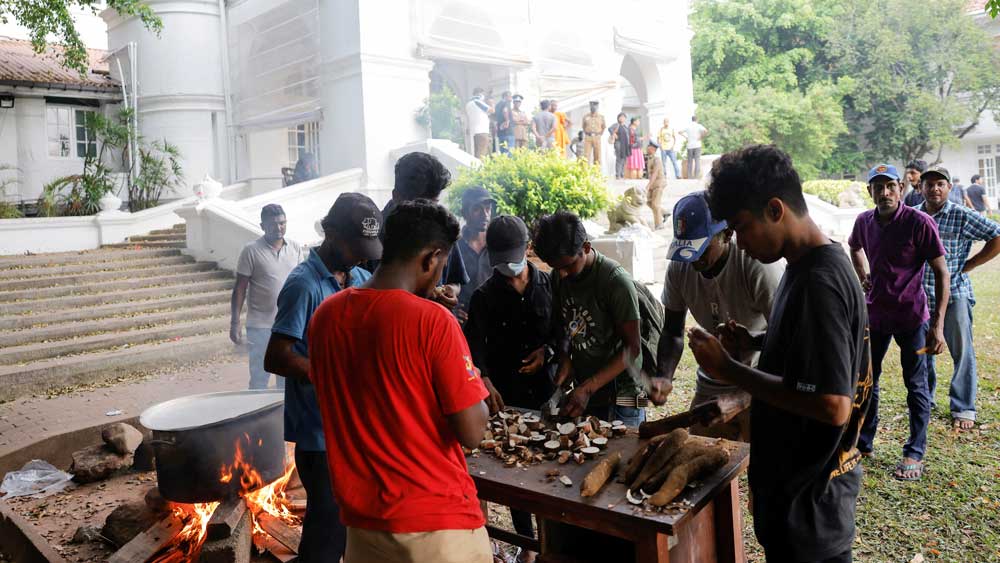 প্রধানমন্ত্রীর বাসভবনে বিক্ষোভকারীরা।