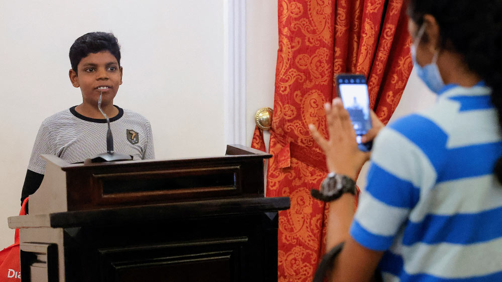 শনিবার যেখানে ছিল গণ অসন্তোষের দগদগে ক্ষত, রবিবার সেখানেই পিকনিকের আমেজ। ছোটদের নিয়ে অনেকেই যেন ঘুরতে এসেছেন প্রেসিডেন্টের প্রাসাদে। এমন সুযোগ হাতছাড়া করা যায়! যে পোডিয়াম থেকে প্রেসিডেন্ট জাতির উদ্দেশে ভাষণ দিতেন, সেখানে ছোট ছেলেকে দাঁড় করিয়ে মোবাইলে ছবি তুলছেন বড়রা। 