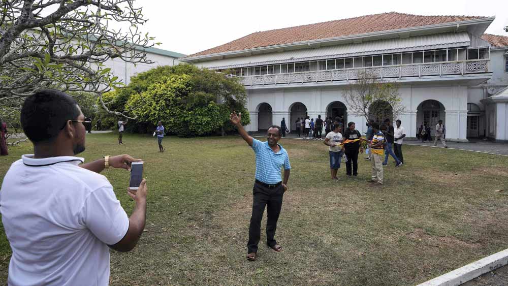প্রেসিডেন্টের ঘন সবুজ লনে দাঁড়িয়েও রীতিমতো পোজ দিয়ে সেলফি তুলতে দেখা গিয়েছে অনেককে। কেউ কেউ আবার প্রেসিডেন্টের প্রাসাদের রাজকীয় নার্সারি থেকে চারাগাছও তুলে নিয়ে গিয়েছেন। বাড়িতেও থাক প্রেসিডেন্টের বাড়ির গাছ!