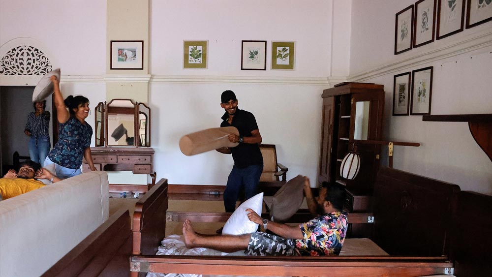 এহ বাহ্য, প্রেসিডেন্টের বেডরুমে ঢুকে খাটে জায়গা না পেয়ে নিজেদের মধ্যে বালিশ ছোড়াছুড়ি করে খুনসুটির ছবিও উঠেছে আন্তর্জাতিক সংবাদ সংস্থার ক্যামেরায়। 