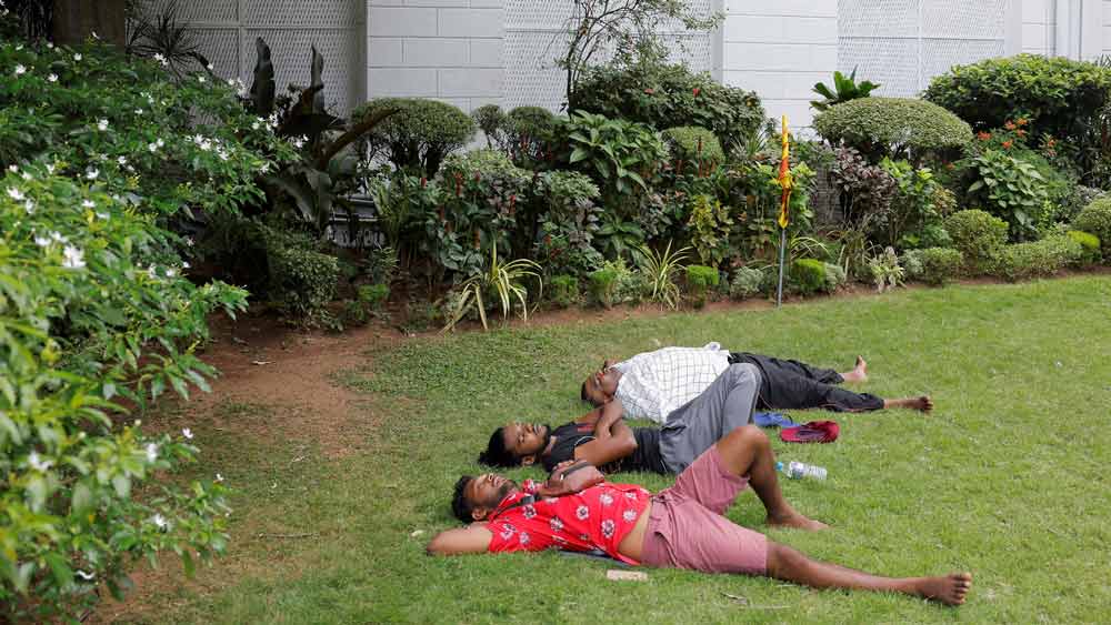 বিরাট প্রেসিডেন্ট নিবাস ঘুরে ঘুরে ক্লান্ত হয়ে এক দল যখন আরামদায়ক সোফায় বিশ্রামরত, তখন কয়েক জনকে দেখা গেল প্রাসাদের কেয়ারি করা নরম ঘাসের মাঠে আকাশের দিকে চেয়ে শুয়ে থাকতে। 