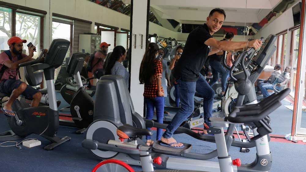 সবই যখন হল, প্রেসিডেন্টের জিম আর বাদ থাকে কেন। অনেককেই দেখা গেল প্রাসাদের রাজকীয় জিমে কসরত করতে। তবে কসরত করার ভাব মুখে এনে ছবি তোলার লোকও কম নয়! 