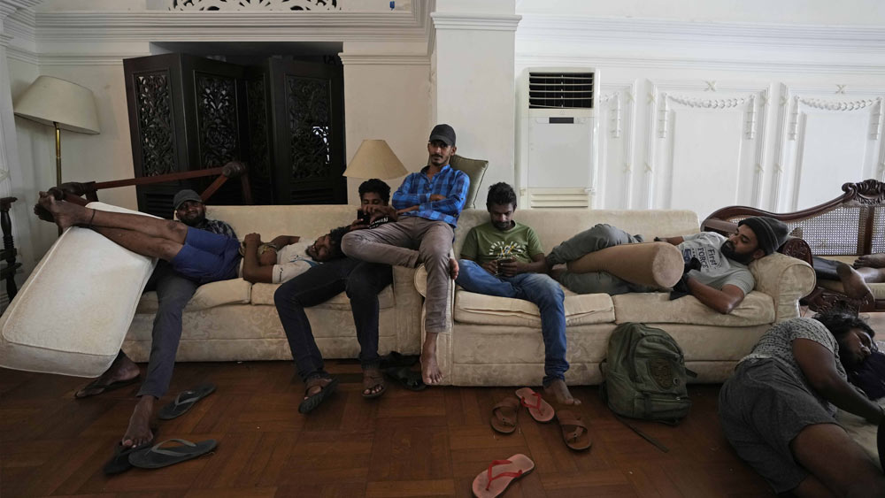 রবিবার সকালে অনেক তরুণকেই দেখা গেল গোটা প্রাসাদ ঘুরে দেখতে দেখতে ক্লান্ত হয়ে আরামদায়ক সোফায় একটু জিরিয়ে নিতে। অনেকে মোবাইলে মগ্ন। আবার কেউ কেউ সোফায় পা ছড়িয়ে দিয়েছেন ঘুম। 