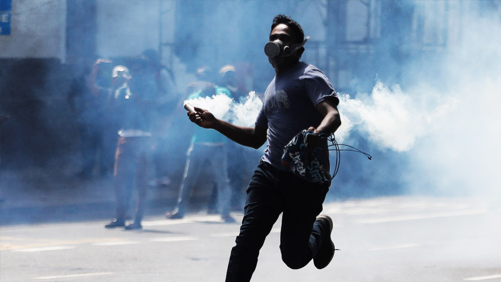 এ দিকে সরকার বিরোধী বিক্ষোভে আজও জ্বলছে দ্বীপরাষ্ট্র শ্রীলঙ্কা। রাষ্ট্রপতি পালিয়েছেন। সরকার ভেঙে পড়েছে। চার দিকে অব্যবস্থা। তার মধ্যে ক্রমশ বড় হয়ে উঠছে খাদ্যের আকাল। 