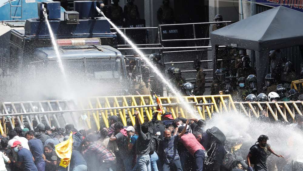 কলম্বো, গল কিংবা ক্যান্ডি— দেশের সমস্ত শহরের পেট্রল পাম্পগুলোর সামনে কয়েক মাইল লম্বা গাড়ির লাইন। শ্রীলঙ্কায় পেট্রল বিকোচ্ছে ভারতীয় মুদ্রায় ৬৫০ টাকা প্রতি লিটার। কিন্তু বেশির ভাগ পাম্পেই তেল শেষ।