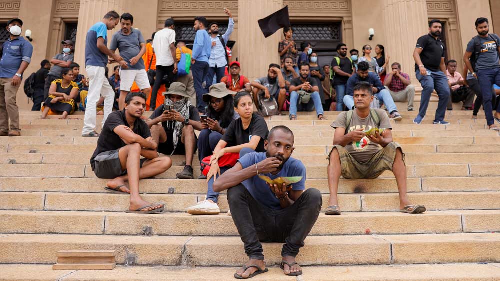 জনতার দখলে রাষ্ট্রপতির প্রাসাদ। অভিযোগ, প্রাসাদের অভ্যন্তরে মিলেছে থরে থরে টাকা। কার টাকা, কে রেখে গেলেন? এখনও সবই অজানা। 