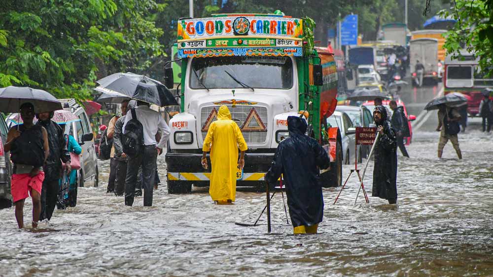 প্রবল বৃষ্টিতে মুম্বইতে ২৪ ঘণ্টায় মৃত নয় জন। 