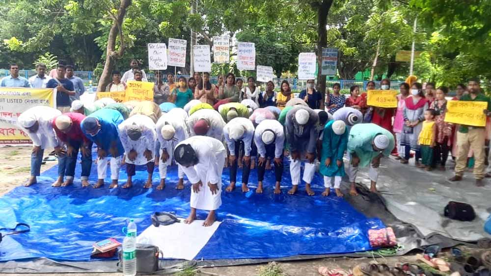 প্রার্থনা: আন্দোলন মঞ্চেই ইদের নমাজ। পাশে রয়েছেন বাকি এসএসসি চাকরিপ্রার্থীরাও। রবিবার, ধর্মতলায়। 