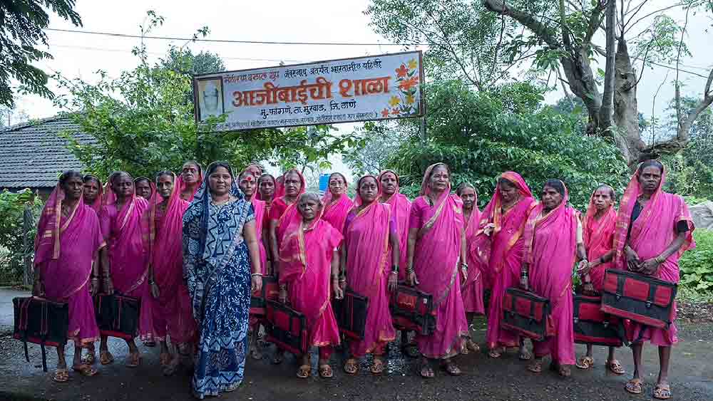 শেখার কোনও বয়স নেই— এই ধ্রুব সত্যের জীবন্ত ছবি ধরা পড়েছে মহারাষ্ট্রের ঠাণেতে। এক কামরার স্কুলঘর। সকলেই ছাত্রী। ছাত্রীদের বয়স ৬০ থেকে ৯০-এর মধ্যে। তাঁরা কেউ ঠাকুমা, কেউ   দিদিমা। সংসারের চৌহদ্দির বাইরের জগৎ সম্পর্কে তাঁদের জানার আগ্রহের অন্ত নেই। সে কারণেই তাঁদের জন্য এই বিশেষ স্কুল খোলা হয়েছে। 
