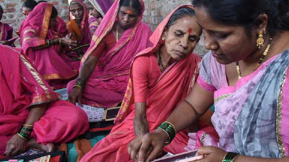 স্কুলটি চালু হয়েছে স্থানীয় জেলা পরিষদ স্কুলের শিক্ষক ও সমাজকর্মী যোগেন্দ্র বাঙ্গারের উদ্যোগে। স্কুলের নাম ‘আজোবাইচী শালা’। 