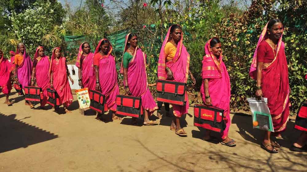 স্কুলের সকল ছাত্রী গোলাপি রঙের শাড়ি পরে আসেন। এটাই তাঁদের ‘ইউনিফর্ম’। সঙ্গে থাকে লাল-কালো রঙের একটি ব্যাগ।