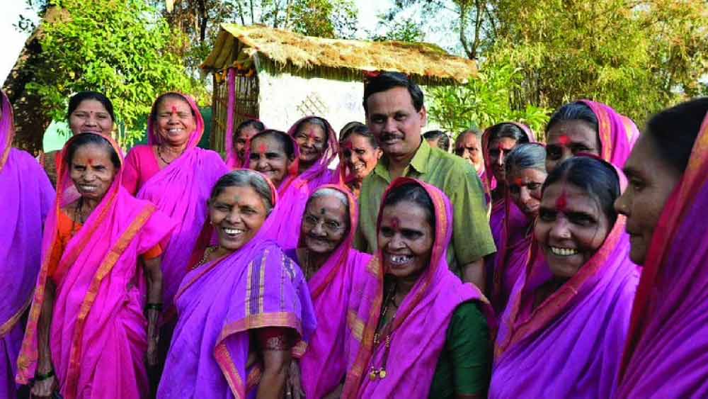 ওই স্কুলে ছাত্রীর সংখ্যা ৩৫। সোম থেকে শনিবার রোজ দু’ঘণ্টা করে ক্লাস হয়। কখনও সকাল ১০টা থেকে ১২টা পর্যন্ত। আবার কখনও দুপুর ২টো থেকে ৪টে পর্যন্ত।