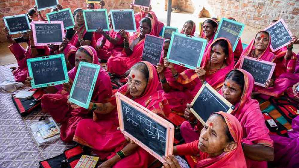 স্কুলের শিক্ষিকা শীতল মোরে নামের বছর তিরিশের এক মহিলা। তিনি দশম শ্রেণি পর্যন্ত পড়াশোনা করেছেন। স্কুলের একমাত্র শিক্ষিকা তিনিই। 