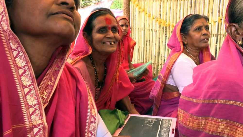 মরাঠি ভাষায় কী ভাবে বর্ণমালা লেখা হয় তা যেমন শেখানো হয়, তেমনই আবার শিশুদের ছড়াও মুখস্থ করানো হয় এই বিশেষ ছাত্রীদের। 