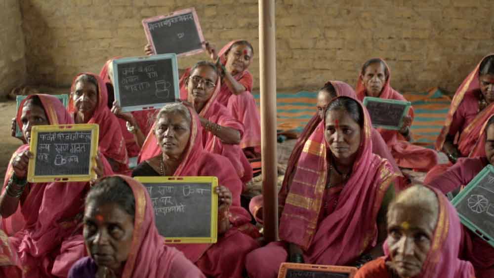 স্কুলের মধ্যে হাঁটু মুড়ে সকলে বসে পাঠ নেন। প্রত্যেকেই স্লেটে লেখেন। এই বয়সেও যে ভাবে একাগ্রতার সঙ্গে তাঁরা পড়াশোনা করছেন, দেখে মুগ্ধ হবেন সকলেই। 