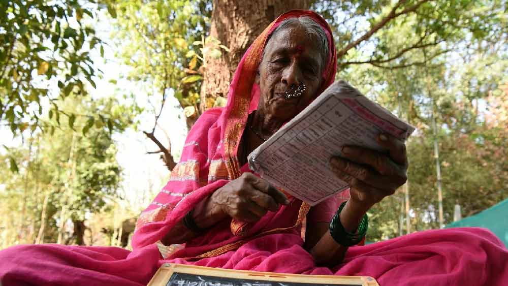স্কুলের চারপাশের বাগানে অনেক গাছ রয়েছে। প্রত্যেক পড়ুয়াকে একটি করে গাছের দায়িত্ব দেওয়া হয়েছে। পড়াশোনার পাশাপাশি গাছের যত্নআত্তিও করেন তাঁরা। 