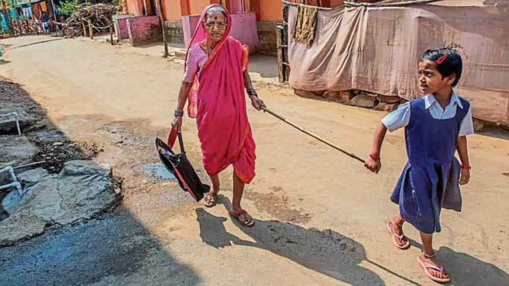 স্কুলের পডুয়াদের হোমওয়ার্কও দেওয়া হয়। বাড়িতে পড়াশোনায় তাঁদের সাহায্য করেন নাতি-নাতনিরা। 