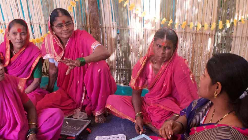  ছাত্রীর ভূমিকায় প্রবীণ মহিলারা পড়াশোনায় কতটা অগ্রগতি করছেন, তার নিয়মিত পর্যালোচনা করেন বাঙ্গার।