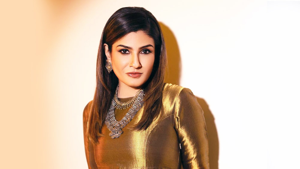 এমনকি, ছবির জন্যই ববির সঙ্গে রবিনার একটি ফোটোশ্যুট করানো হয়েছিল। কিন্তু শ্যুটিংয়ের জন্য সময় দিতে পারবেন না বলে অভিনেত্রীর পক্ষে এই ছবিতে কাজ করা সম্ভব হয়নি। 